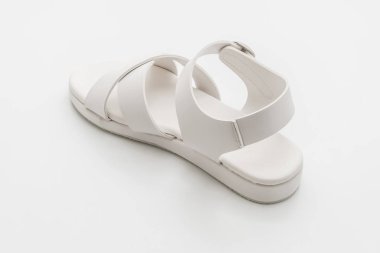 Kadınlar beyaz arka plan üzerinde izole sandalet deri