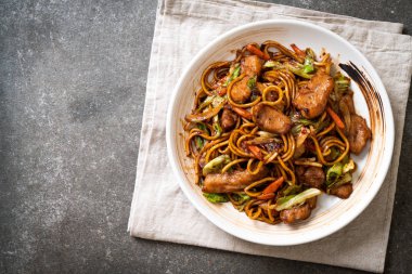 tavada kızartılmış yakisoba noodle pork - Asya gıda tarzı ile