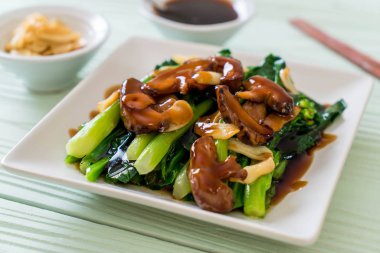 Sarımsaklı istiridye soslu kızarmış Hong Kong Kale heyecan