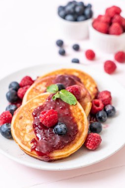 Taze ahududu ve yabanmersinli gözleme.
