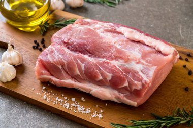 taze domuz ham filetosu ahşap tahta üzerinde