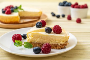 Ev yapımı cheesecake taze ahududu ve yaban mersini ile
