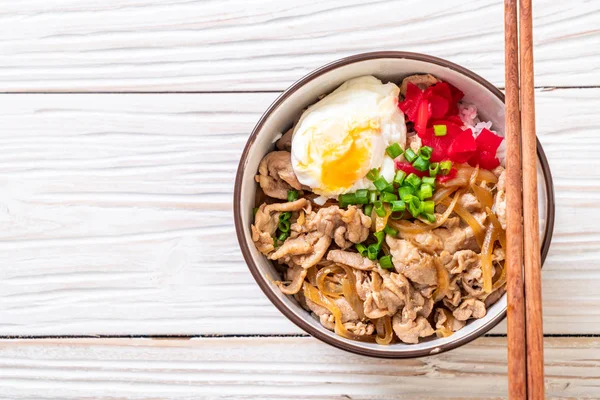 Yumurtalı domuz pirinci kasesi (Donburi) - Japon yemeği tarzı.