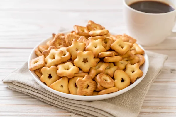 Kahveli bisküvi krakeri.