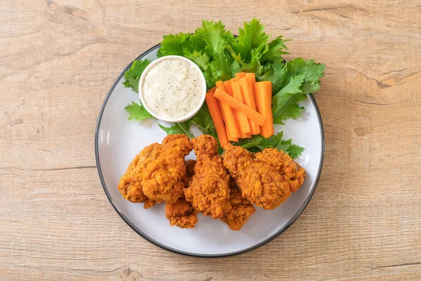 Sebzeli kızarmış tavuk kanadı.