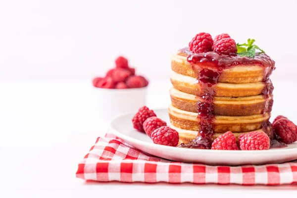 Taze ahududu ve frambuaz sos ile gözleme