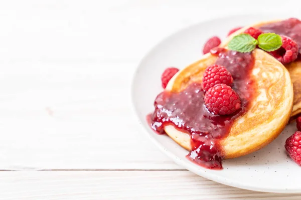 Crêpe Soufflée Aux Framboises Fraîches Sauce Aux Framboises — Photo