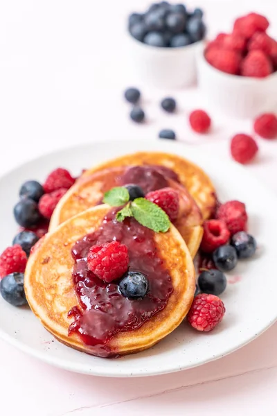 Taze ahududu ve yabanmersinli gözleme.