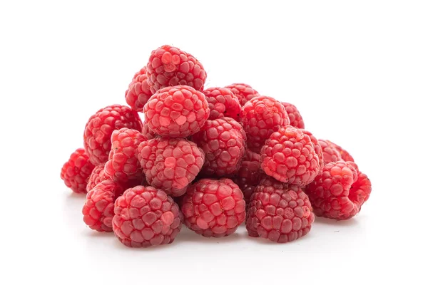 Beyaz arka planda izole edilmiş taze ahududu