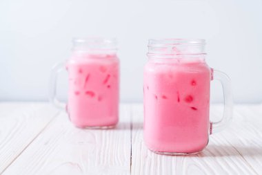 pembe çilek milkshake ahşap üzerine
