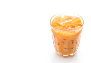 Beyaz arka plan üzerinde izole Tay süt çay