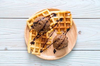 Çikolatalı dondurma waffle ve çikolata sosu ile