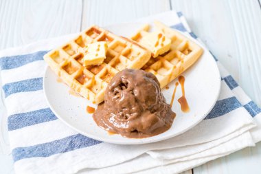 Çikolatalı dondurma waffle ve karamel sos ile