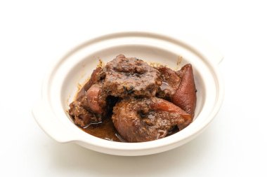 Beyaz arka plan üzerinde izole ot ile domuz eti güveç