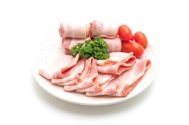 Dilimlenmiş domuz pastırması beyaz arka planda izole edilmiş.