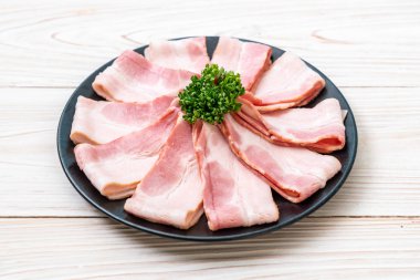 Çiğ domuz pastırma tabağa dilimlenmiş