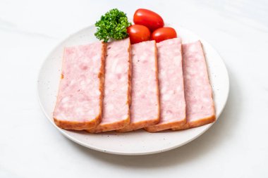 dilimlenmiş taze çiğ pastırma Barbekü