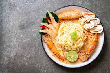 Baharatlı karides spagetti makarna (Tom Yum Goong) - İtalyan Füzyon gıda tarzı