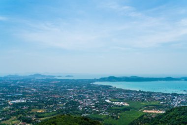 Phuket şehir manzarası ile deniz plaj ve mavi gökyüzü