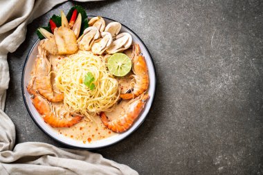 Baharatlı karides spagetti makarna (Tom Yum Goong) - İtalyan Füzyon gıda tarzı
