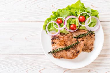 plaka üzerinde sebzeli ızgara domuz biftek