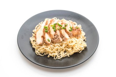 Beyaz arka plan üzerinde izole Kızartma tavuk şehriye