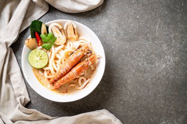 Baharatlı karides udon ramen noodle (Tom Yum Goong) - Japon füzyon gıda tarzı