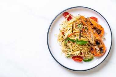 ızgara karides ve domates - İtalyan Füzyon gıda tarzı ile tavada kızartılmış spagetti