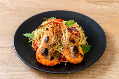 ızgara karides ve domates - İtalyan Füzyon gıda tarzı ile tavada kızartılmış spagetti