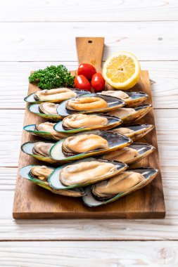 malzemelerle ahşap tahta üzerinde taze midye