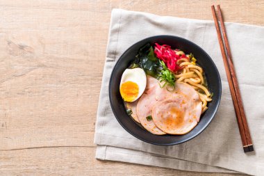 Baharatlı miso udon ramen noodle ile domuz eti - Japon gıda tarzı