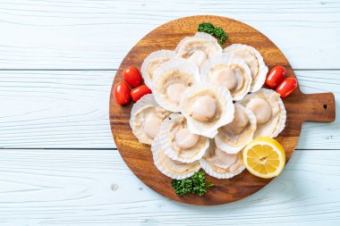 Ahşap tahta üzerinde taze kabuk tarak