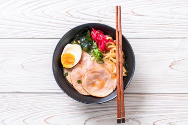 Baharatlı miso udon ramen noodle ile domuz eti - Japon gıda tarzı