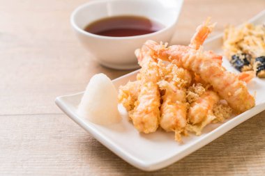 karides tempura (hırpalanmış kızarmış karides) sebze - Japon gıda tarzı