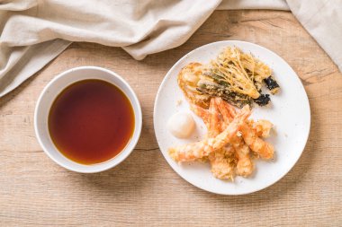 karides tempura (hırpalanmış kızarmış karides) sebze - Japon gıda tarzı