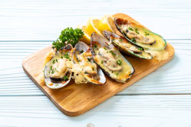 Peynirli taze midye.