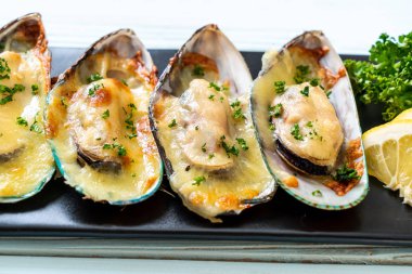 Peynirli taze midye.