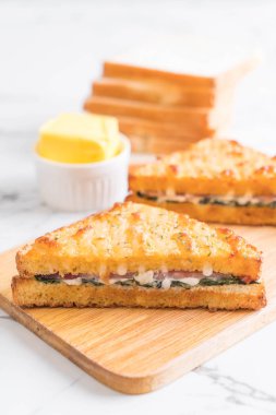 fırında ıspanak ve Jambonlu sandviç sos ile