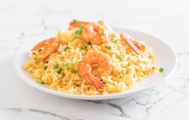 Beyaz tabakta karides kızarmış pilav