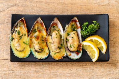 Peynirli taze midye.