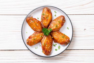 Beyaz susamlı ızgara tavuk kanadı.