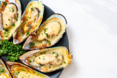 Peynirli taze midye.