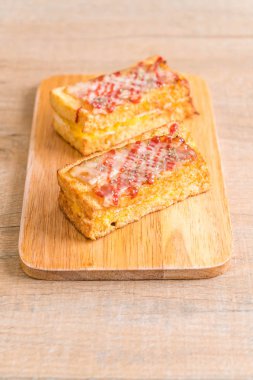 Croque monsieur pastırmalı yumurta soslu sandviç.
