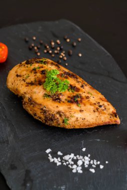 Kayrak plaka üzerinde ızgara tavuk fileto