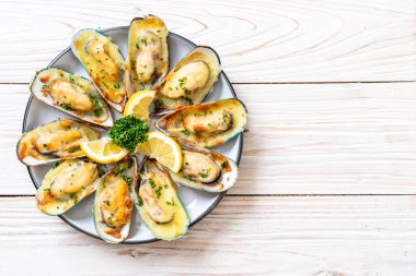 Peynirli taze midye.