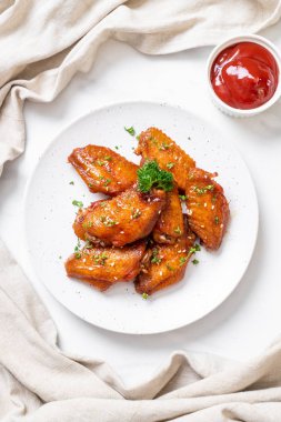 Beyaz susamlı ızgara tavuk kanadı.