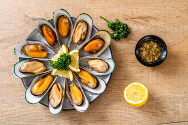 deniz ürünleri midye maydanoz ve limon ile