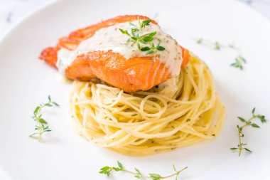 plaka üzerinde kızarmış som balığı spagetti