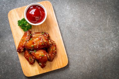 Beyaz susamlı ızgara tavuk kanadı.