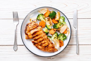 çukurunu tavuk göğsü biftek sebze (brokoli, havuç, soğan ile)